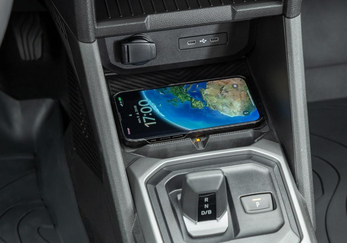 Dacia Duster Hybrid 145 Extreme piastra induzione smartphone