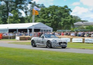 Jaguar F-Type tre quarti anteriore
