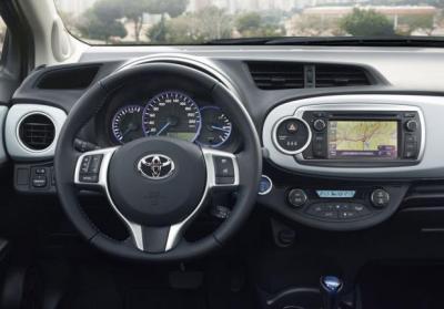 Toyota Yaris Hybrid interni