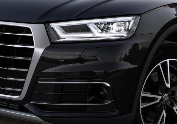 Audi Q5 TDI 150 CV dettaglio faro