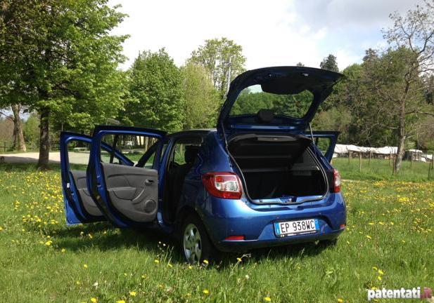 Nuova Dacia Sandero GPL portiere e bagagliaio aperti