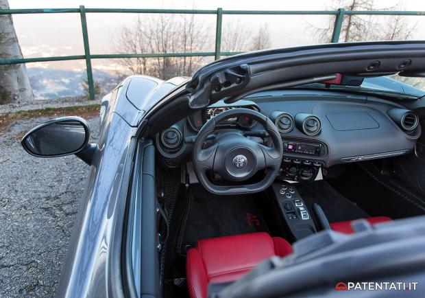 Alfa Romeo 4C Spider interni sedili