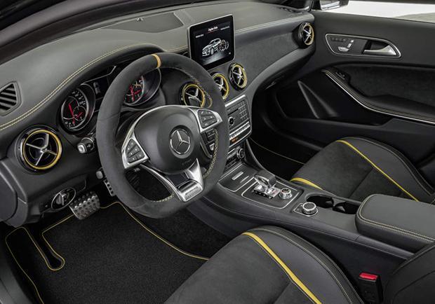 Mercedes GLA 45 AMG Yellow Art Edition MY 2017 interni