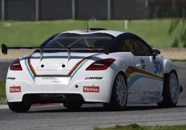 Peugeot RCZ Racing tre quarti posteriore in pista
