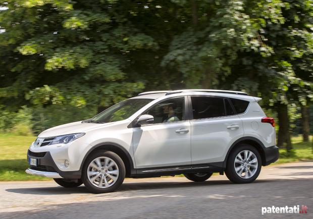 Prova Toyota Rav4 4WD White Edition tre quarti anteriore