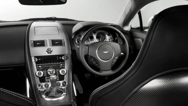 Aston Martin V8 Vantage Coupé interni 1
