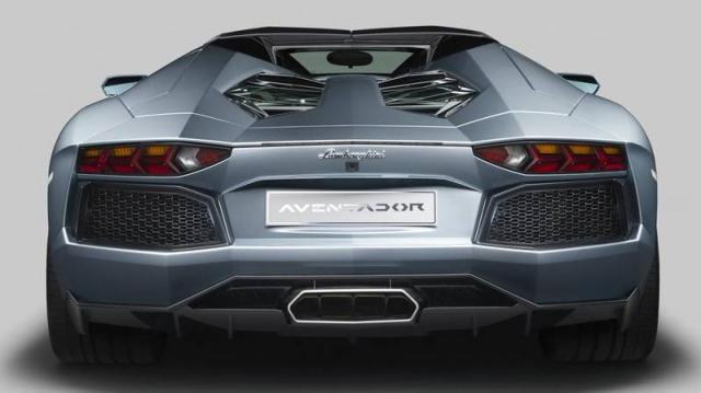 Lamborghini Aventador Roadster posteriore