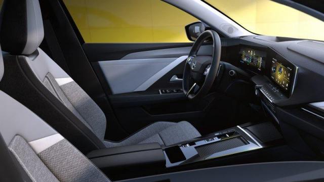 Opel Nuova Astra Plug-in Hybrid interni 1