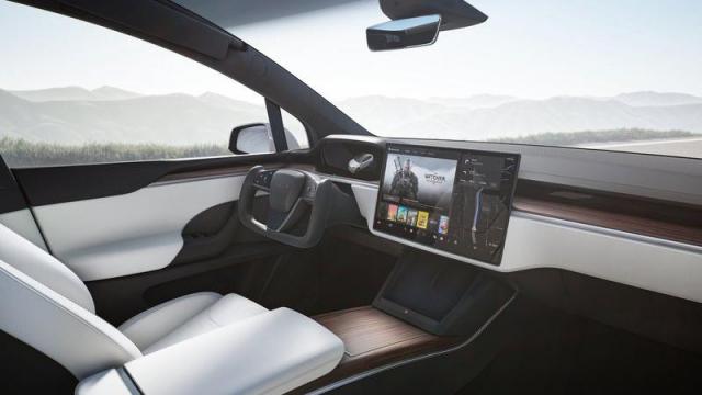 Tesla Model X interni 1