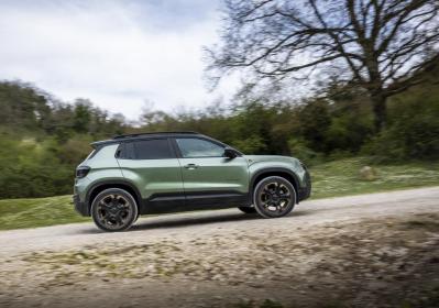 Jeep Avenger 1.2 e-Hybrid 2026: la prova del modello aggiornato