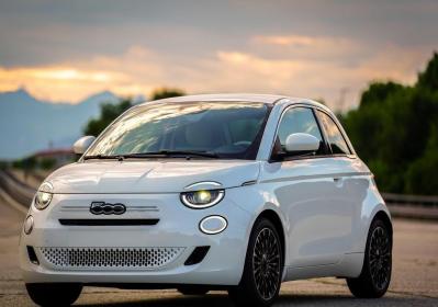 Fiat 500 ibrida, prezzo, motore e dimensioni