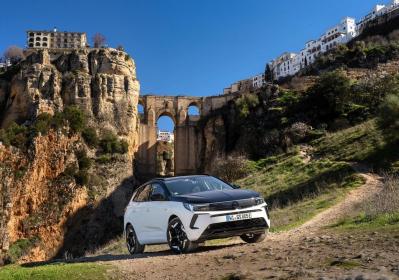 Opel Grandland GSe, la SUV compatta sportiva ibrida 4x4 da 300 Cv