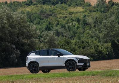 Volvo EX30 Cross Country, più stile per la piccola SUV