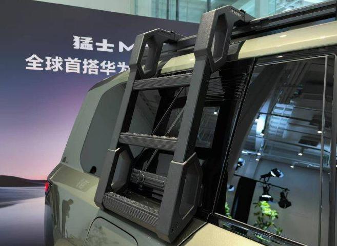 Dongfeng Warrior M817 - particolare posteriore