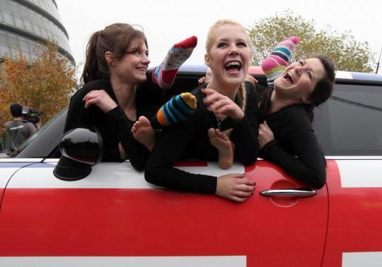 Alcune ragazze affacciate al finestrino durante la prova per il Guinness World record