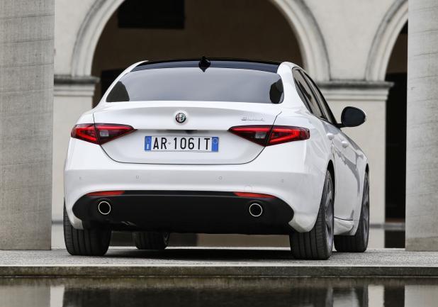 Alfa Romeo Giulia 2.0 turbo bianca posteriore