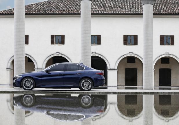 Alfa Romeo Giulia 2.0 turbo blu profilo