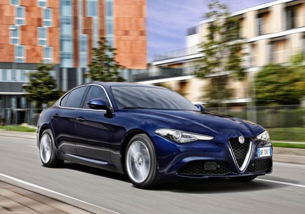 Alfa Romeo Giulia 2.0 turbo blu tre quarti anteriore