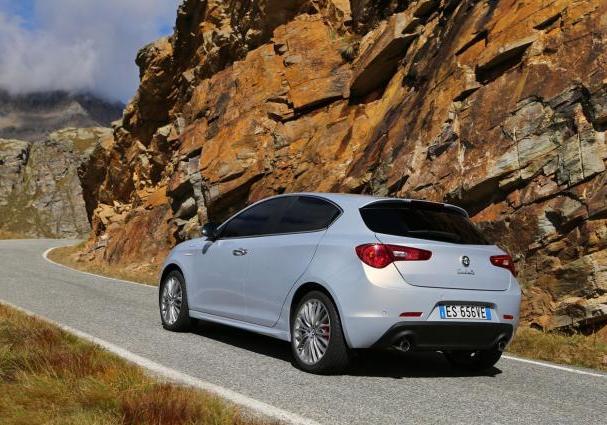 Alfa Romeo Giulietta my 2014 tre quarti posteriore