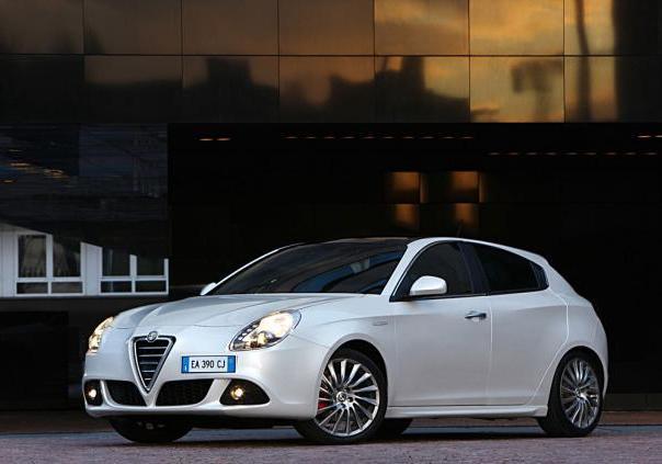 Alfa Romeo Giulietta bianca tre quarti anteriore