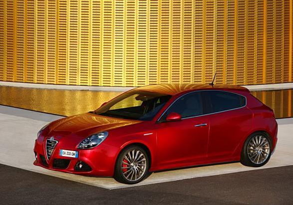 Alfa Romeo Giulietta rossa tre quarti anteriore