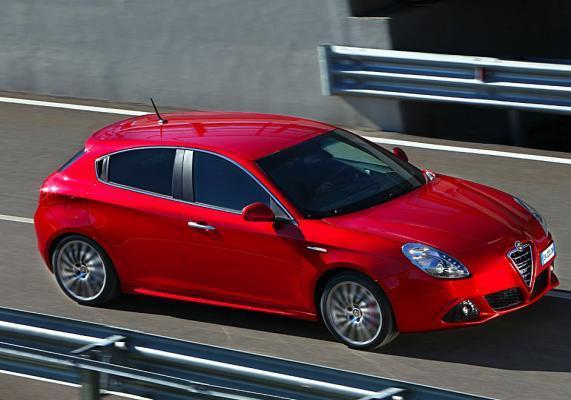 Alfa Romeo Giulietta rossa vista dall'alto