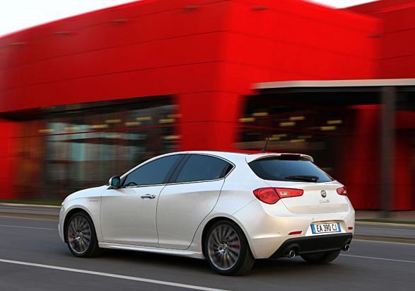 Alfa Romeo Giulietta vista tre quarti posteriore