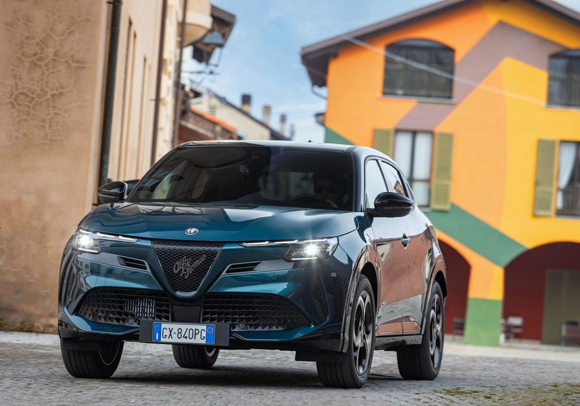 Alfa Romeo Junior Ibrida 4x4 anteriore foto