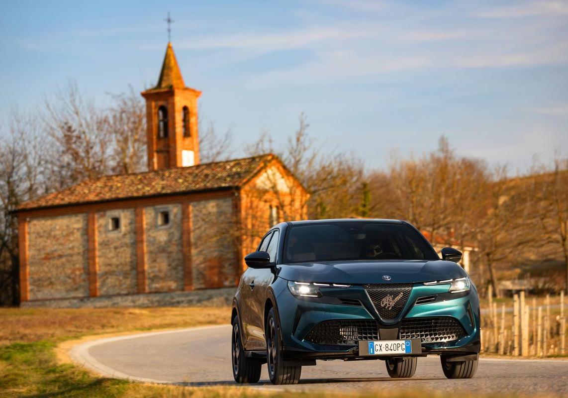 Alfa Romeo Junior Ibrida 4x4 anteriore