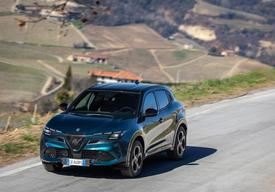Alfa Romeo Junior Ibrida 4x4 immagine