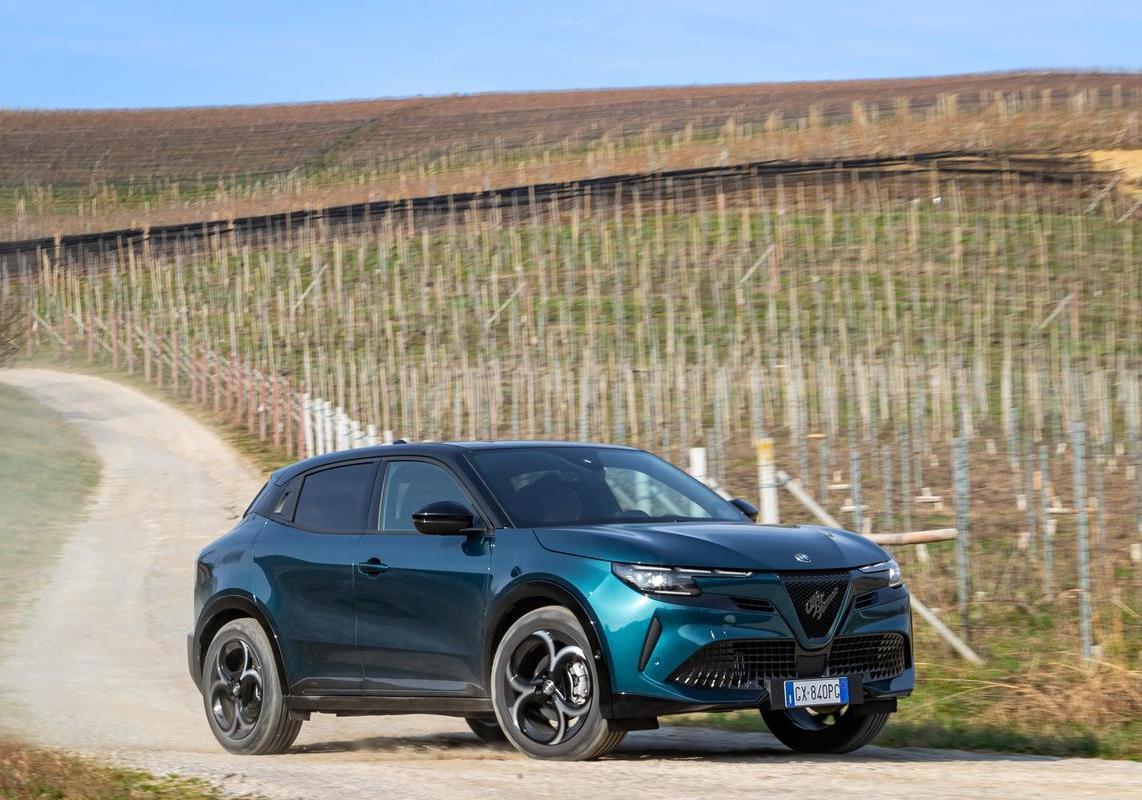Alfa Romeo Junior Ibrida 4x4 profilo