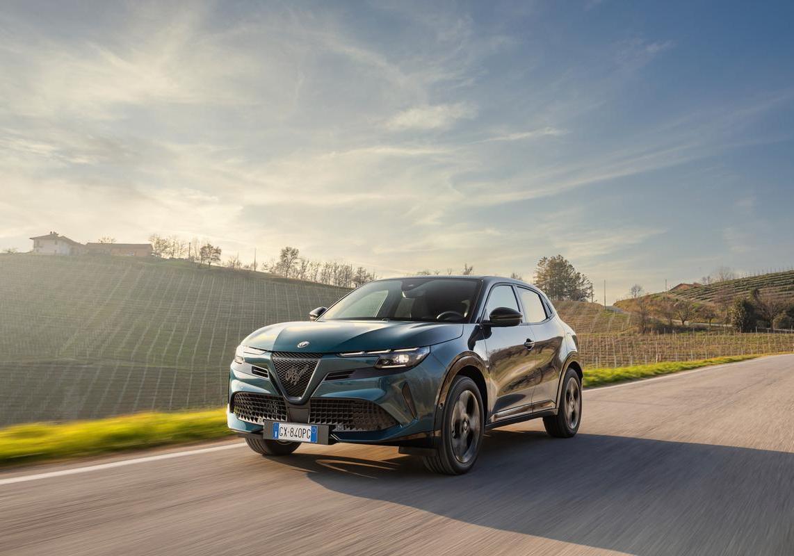 Alfa Romeo Junior Ibrida 4x4 test drive