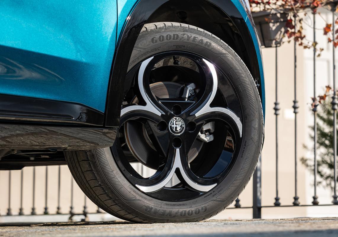 Alfa Romeo Junior Ibrida Q4 cerchi