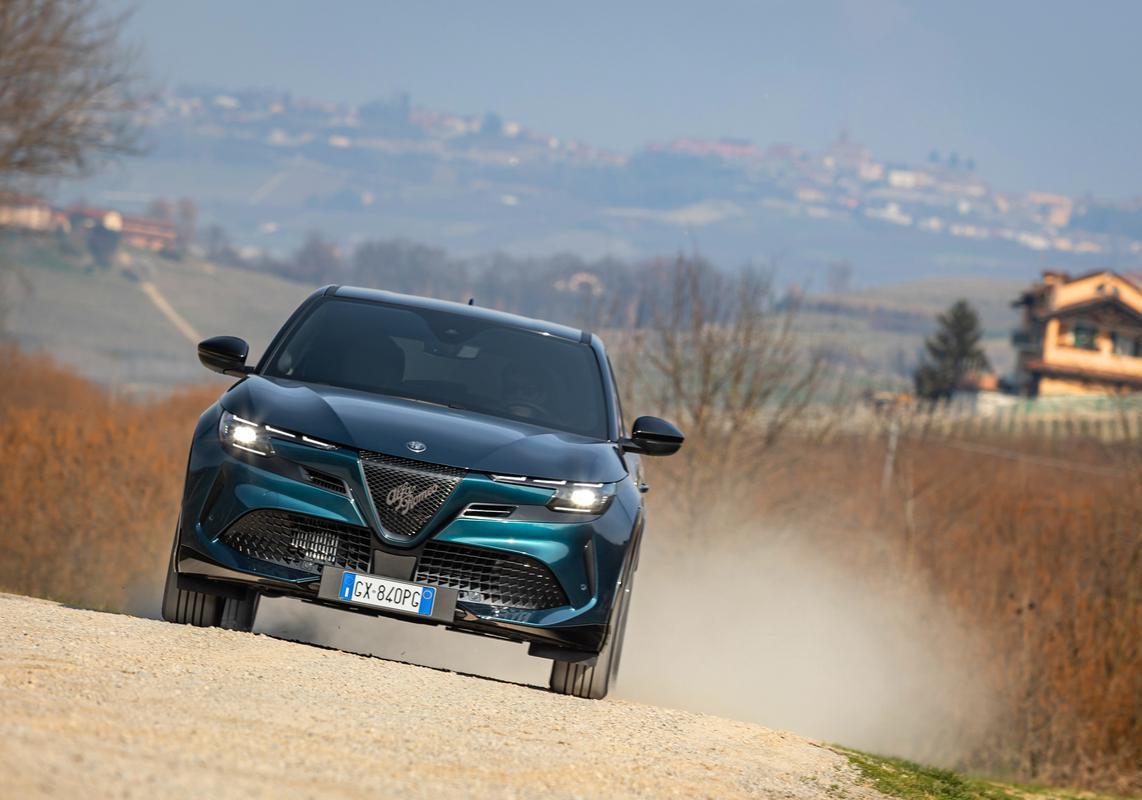 Alfa Romeo Junior Ibrida Q4 foto