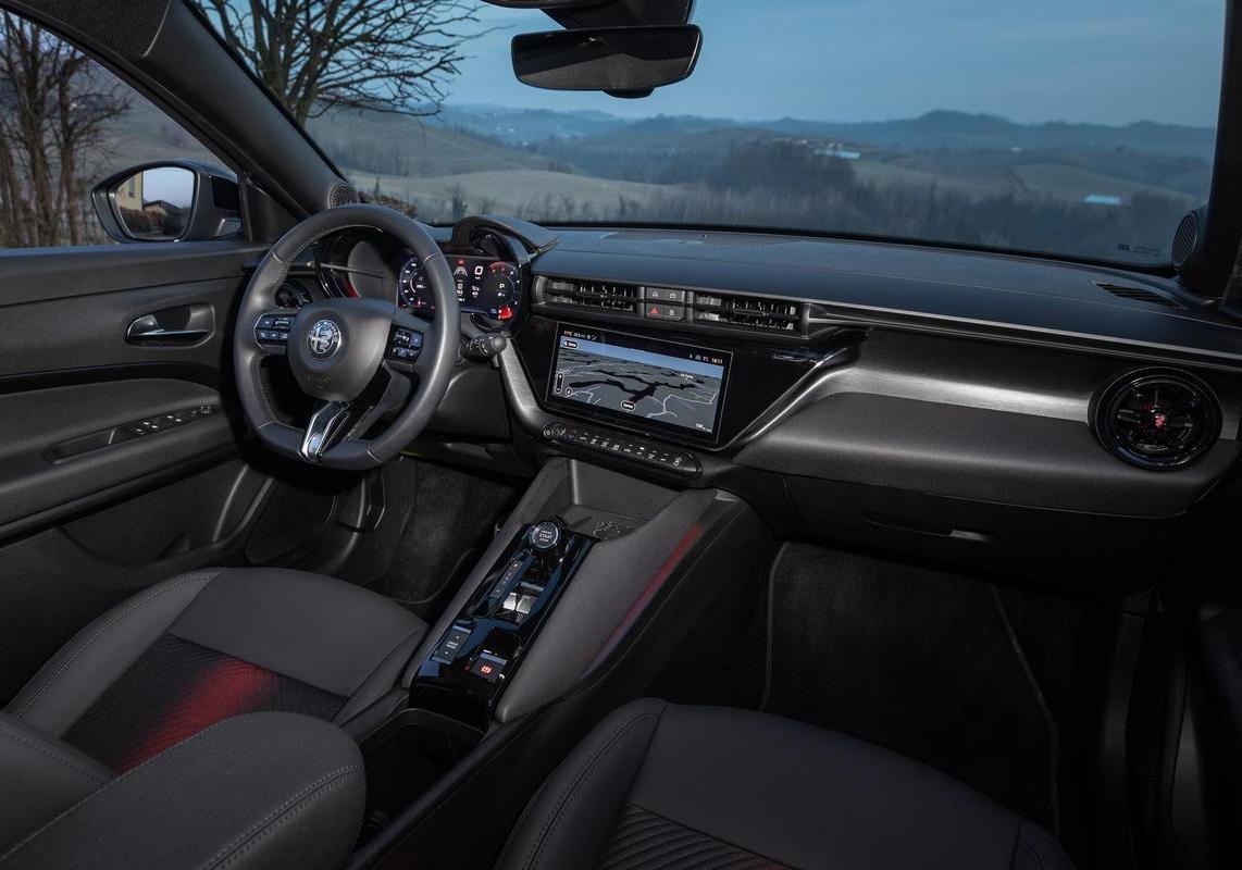 Alfa Romeo Junior q4 interni