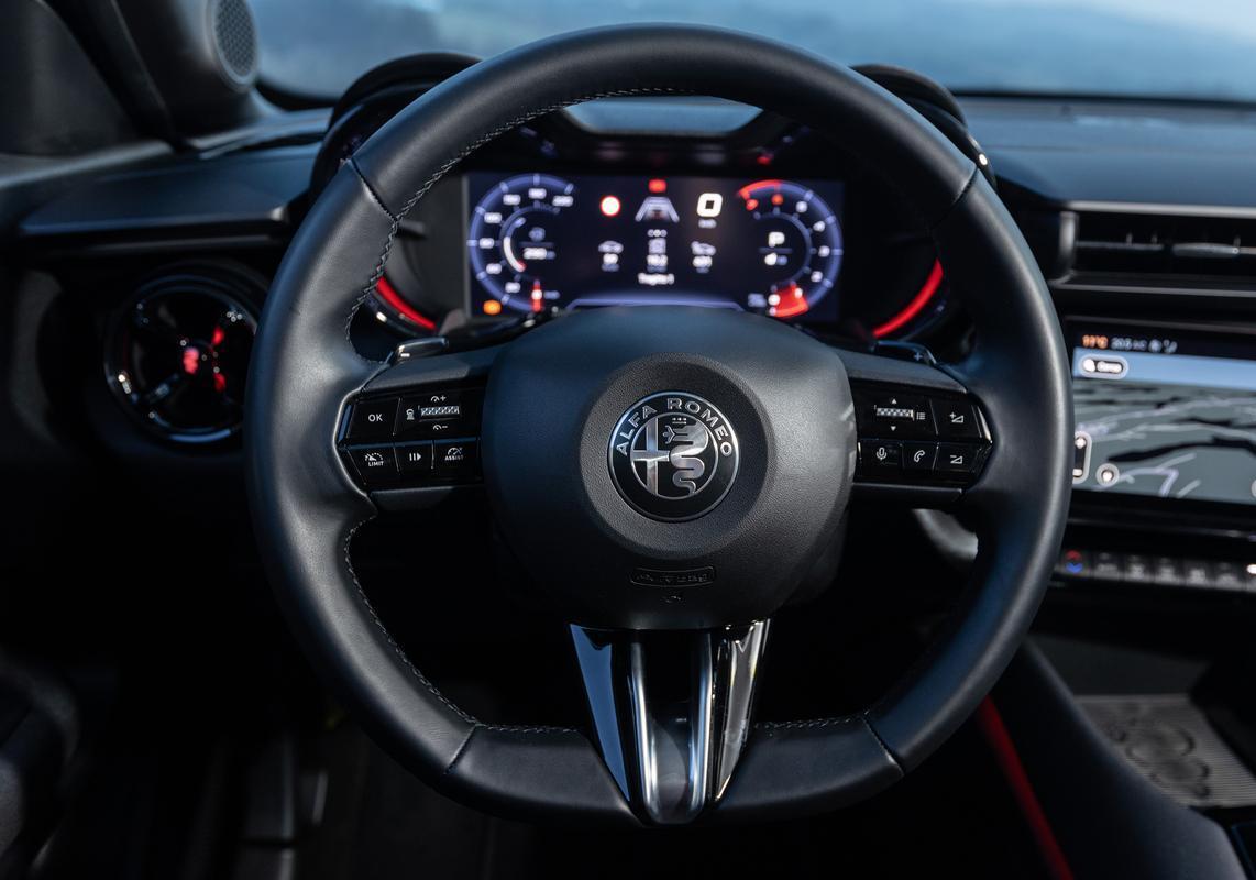 Alfa Romeo Junior q4 volante