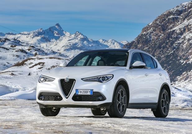 Alfa Romeo Stelvio 180 CV diesel RWD bianca frontale