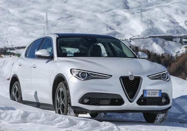 Alfa Romeo Stelvio 180 CV diesel RWD bianca statica frontale