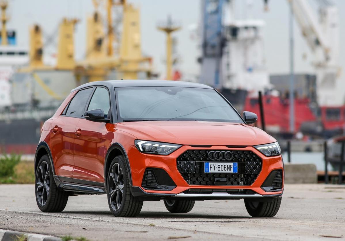 Audi A1 citycarver tre quarti anteriore statica arancione