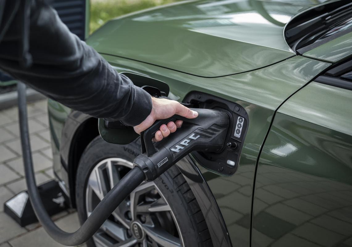 Audi A3 allstreet ibrida plug-in ricarica sportello