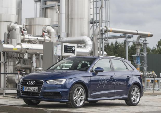 Audi A3 Sportback g-tron davanti all'impianto Audi e-gas