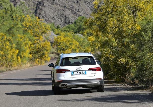 Audi A4 Allroad bianca posteriore