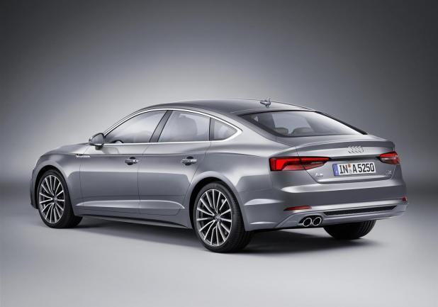 Audi A5 Sportback grigia tre quarti posteriore