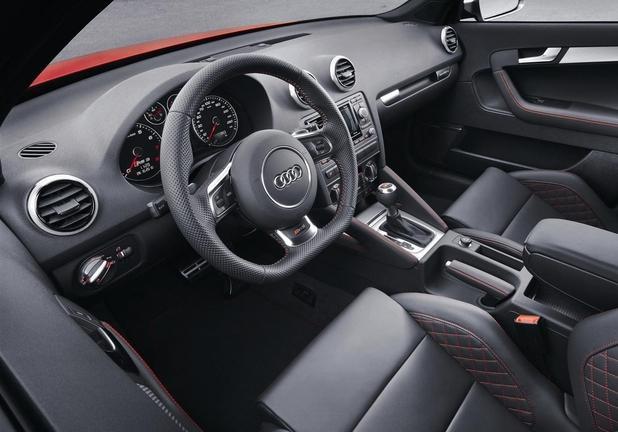 Audi RS3 rossa interni
