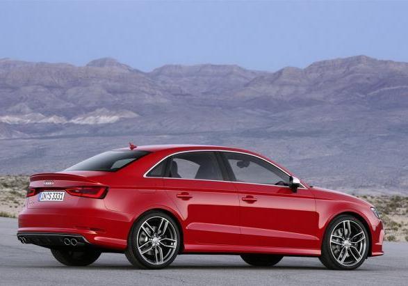 Audi S3 berlina tre quarti posteriore