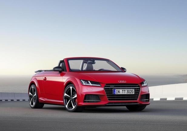 Audi TT S Line competition rossa cabrio tre quarti anteriore