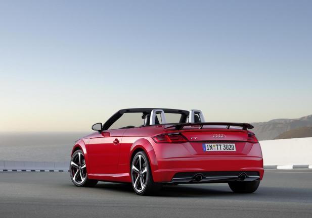 Audi TT S Line competition rossa cabrio