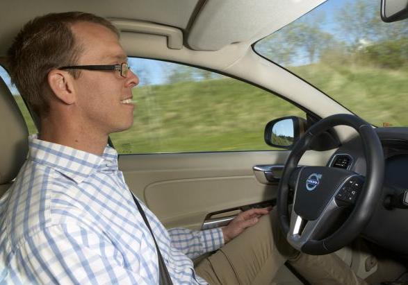 Automobilista nel traffico con autonomous driving support