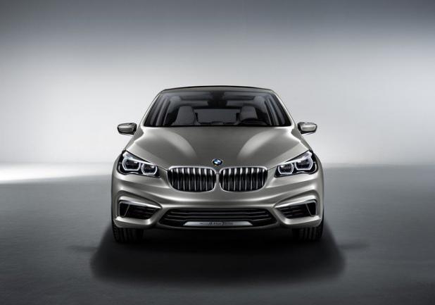 BMW Concept Active Tourer anteriore sfondo grigio