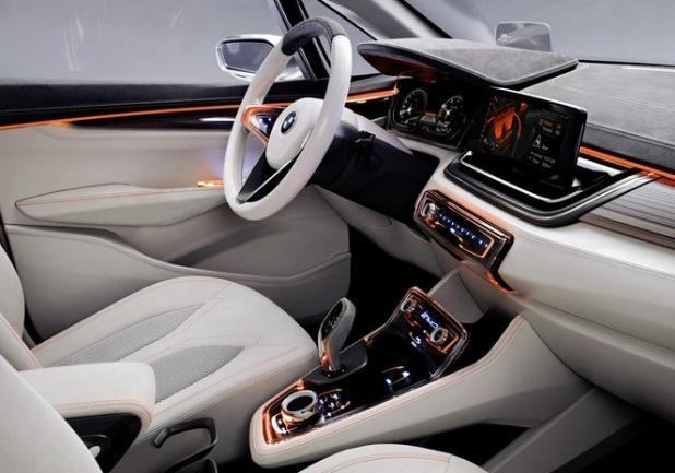 BMW Concept Active Tourer interni con illuminazione